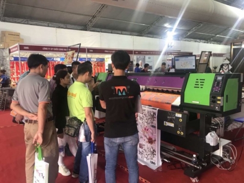 Không gian gian hàng máy in quảng cáo của Côgn ty TNHH MayInQuangCao.com tại sự kiện Vietbuid 2018 lần thứ nhất - đông đảo khách tham quan các dòng máy in decal, máy in bạt, máy in PP của chúng tôi